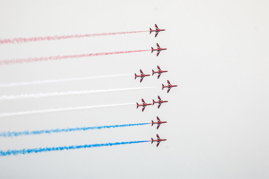 Αεροπορική επίδειξη των Red Arrows στο Φλοίσβo - Βίντεο με τις εντυπωσιακές πτήσεις