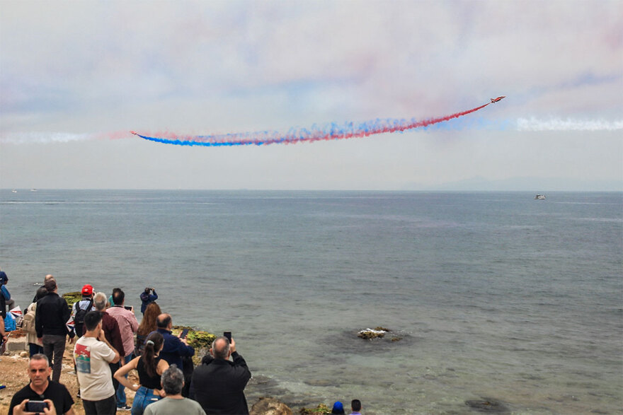 Αεροπορική επίδειξη των Red Arrows στο Φλοίσβo - Βίντεο με τις εντυπωσιακές πτήσεις