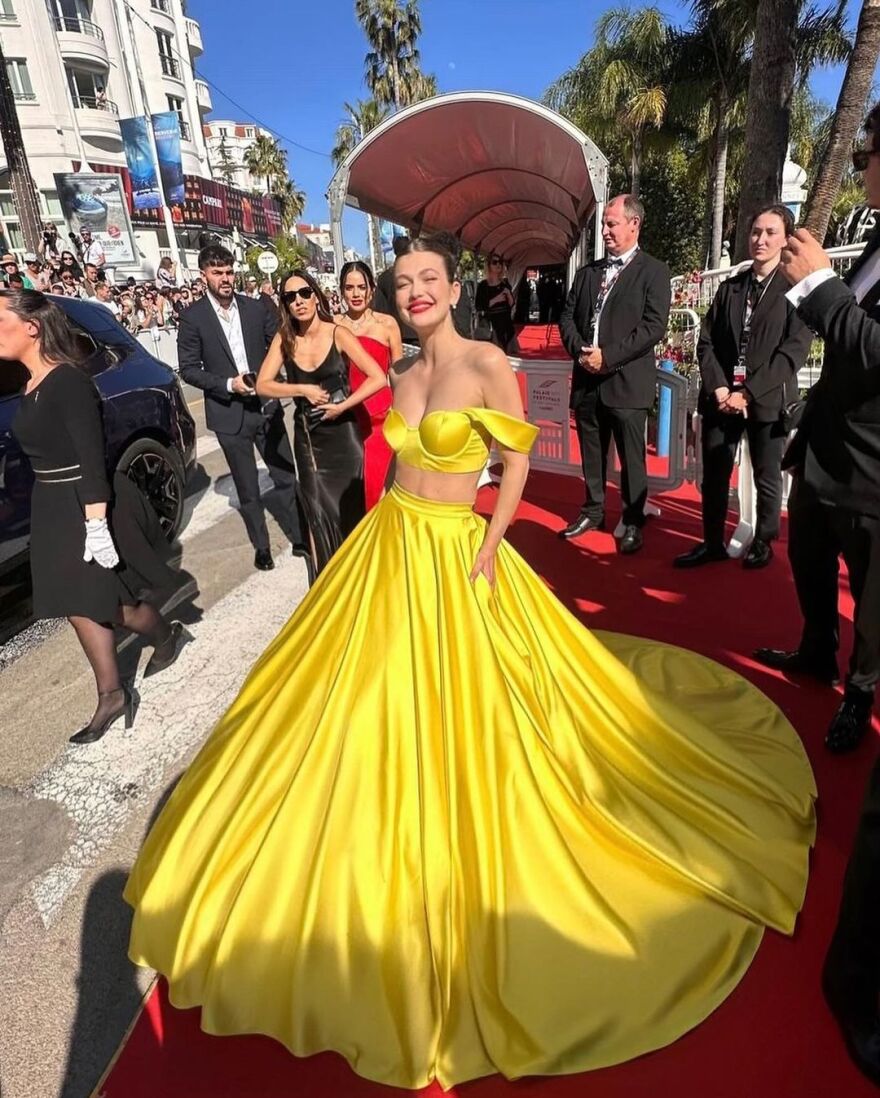 Κλέλια Ανδριολάτου: Με κίτρινο εντυπωσιακό φόρεμα περπάτησε στο κόκκινο χαλί του Φεστιβάλ των Καννών
