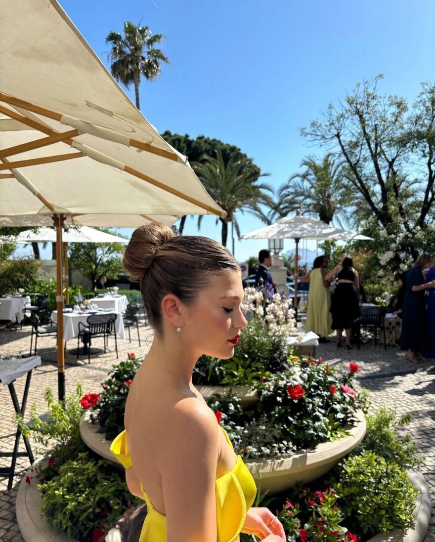 Κλέλια Ανδριολάτου: Με κίτρινο εντυπωσιακό φόρεμα περπάτησε στο κόκκινο χαλί του Φεστιβάλ των Καννών