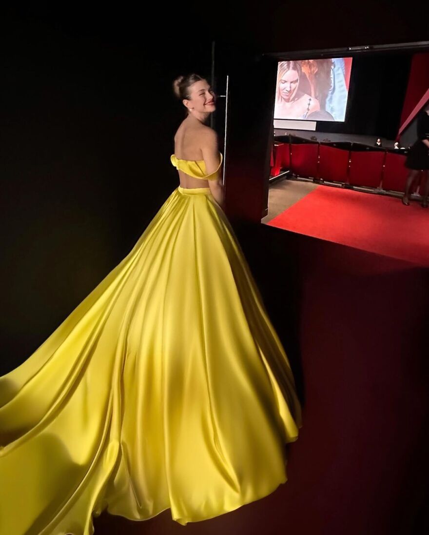 Κλέλια Ανδριολάτου: Με κίτρινο εντυπωσιακό φόρεμα περπάτησε στο κόκκινο χαλί του Φεστιβάλ των Καννών