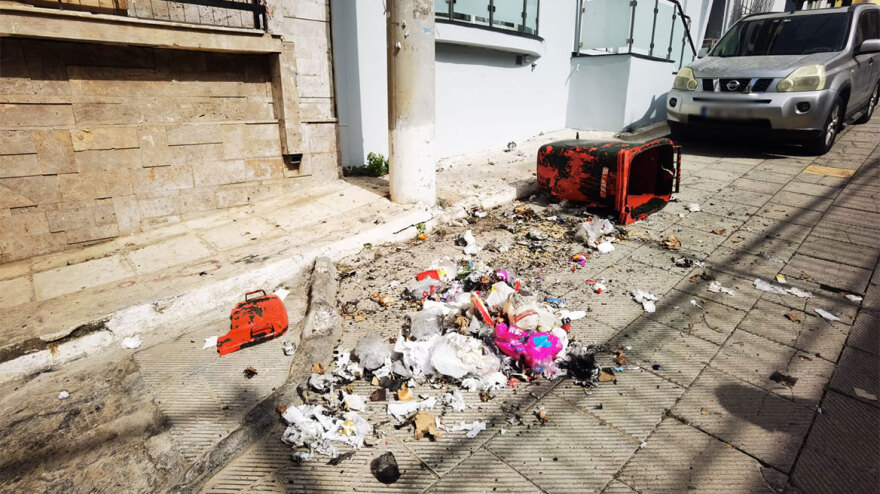 Φωτογραφίες: Η στιγμή που ο δράστης ρίχνει τη χειροβομβίδα στην Αγία Βαρβάρα και απομακρύνεται