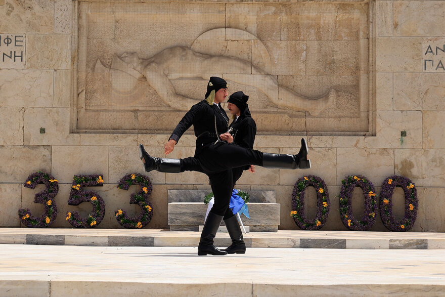 Οι εύζωνες φόρεσαν ποντιακά - Δείτε πώς η Προεδρική Φρουρά τίμησε τη Γενοκτονία των Ποντίων 
