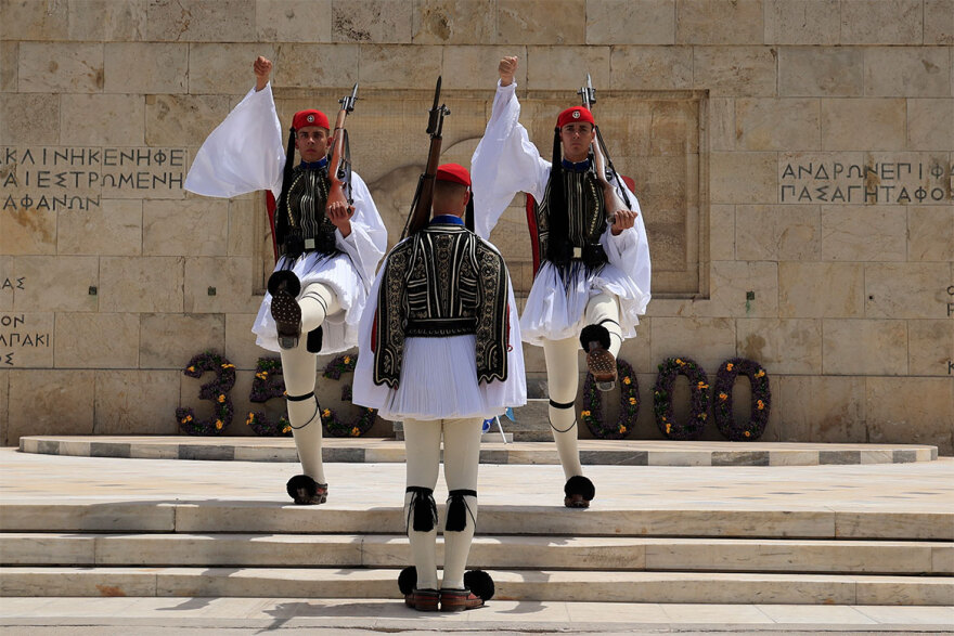Οι εύζωνες φόρεσαν ποντιακά - Δείτε πώς η Προεδρική Φρουρά τίμησε τη Γενοκτονία των Ποντίων 