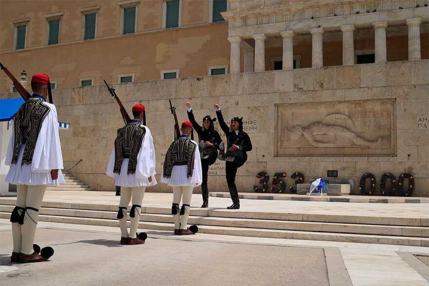 Οι εύζωνες φόρεσαν ποντιακά - Δείτε πώς η Προεδρική Φρουρά τίμησε τη Γενοκτονία των Ποντίων 