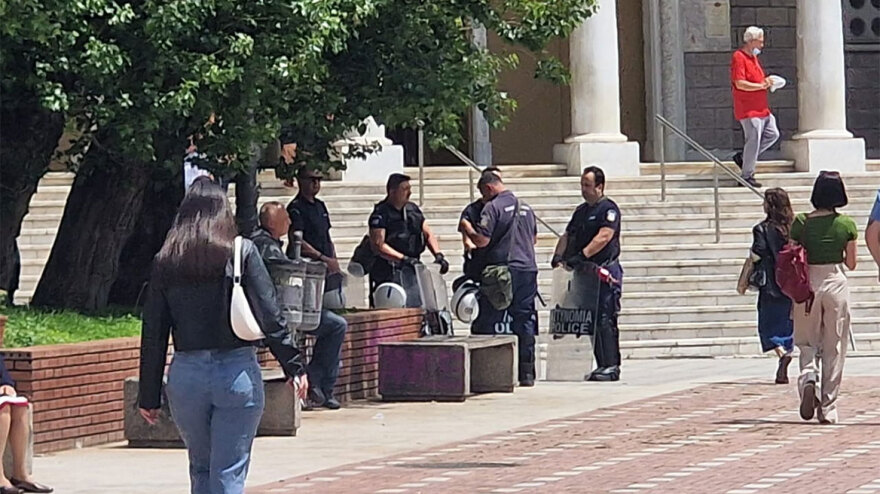 Θεσσαλονίκη: Επί ποδός η ΕΛΑΣ για το ντέρμπι - Συνελήφθη οπαδός που είχε πάνω του σπάθα  