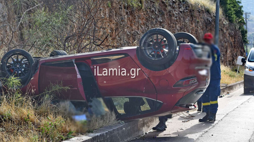 Λαμία: Τούμπαρε αυτοκίνητο σε τροχαίο ατύχημα - Φωτογραφίες