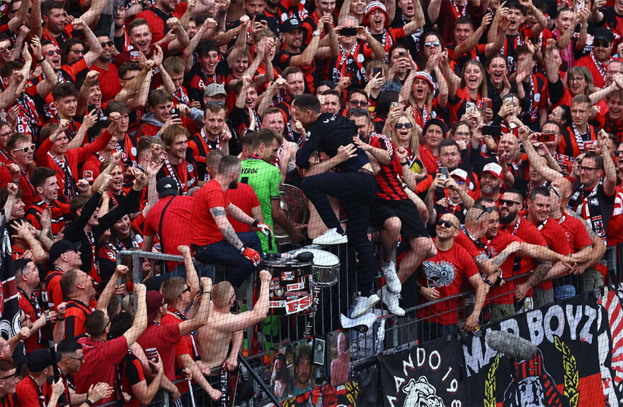 Bundesliga: Πρωτόγνωρες σκηνές στη Μπάι Αρένα - Ο Τσάμπι Αλόνσο «βούτηξε» στην κερκίδα των οργανωμένων και πανηγύρισε μαζί τους τον τίτλο