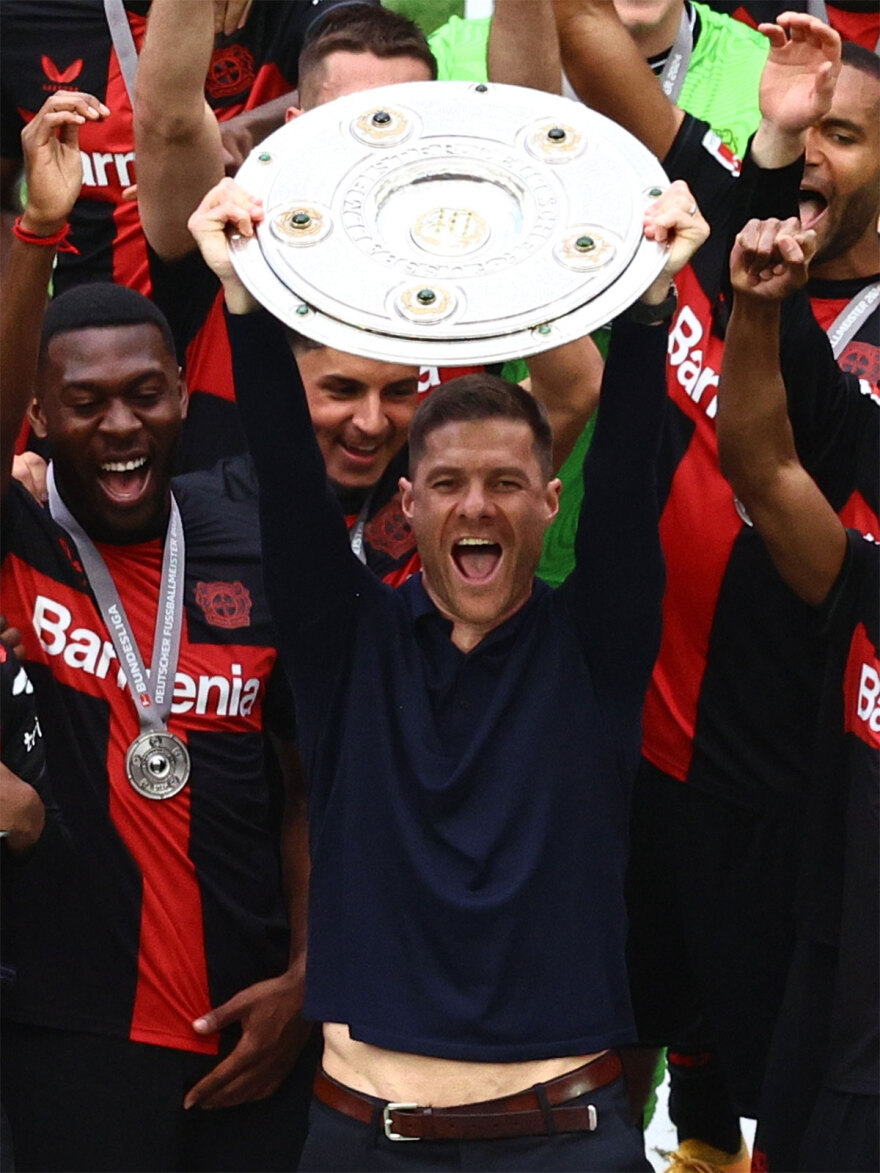 Bundesliga: Πρωτόγνωρες σκηνές στη Μπάι Αρένα - Ο Τσάμπι Αλόνσο «βούτηξε» στην κερκίδα των οργανωμένων και πανηγύρισε μαζί τους τον τίτλο