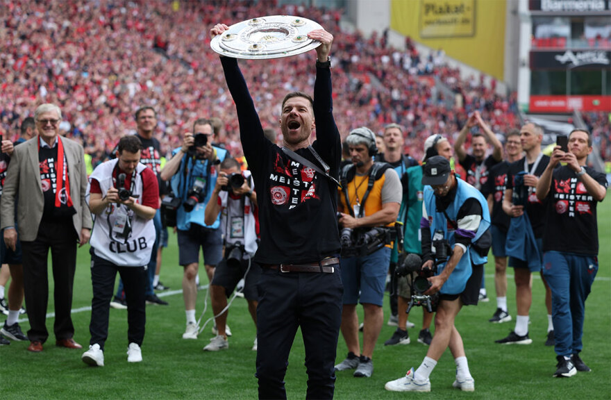 Bundesliga: Πρωτόγνωρες σκηνές στη Μπάι Αρένα - Ο Τσάμπι Αλόνσο «βούτηξε» στην κερκίδα των οργανωμένων και πανηγύρισε μαζί τους τον τίτλο