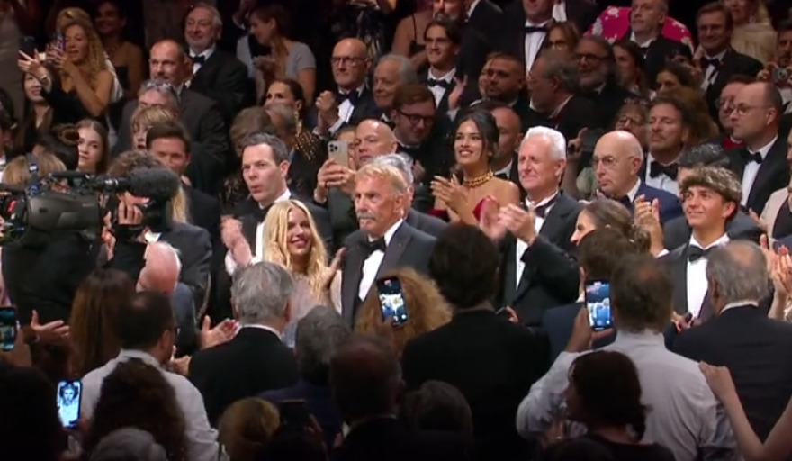 Κάννες: Χειροκροτούσαν επί δέκα λεπτά τον Κέβιν Κόστνερ, δάκρυσε συγκινημένος ο ηθοποιός - Δείτε βίντεο