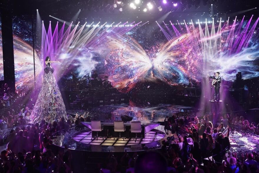 Κέιτι Πέρι: Εμφανίστηκε στον τελικό του American Idol με φόρεμα που είχε πάνω του τα πρόσωπα 168 διαγωνιζόμενων