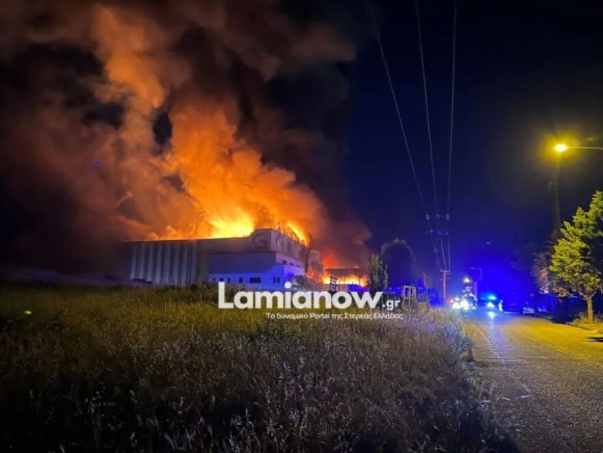 Στάχτες το εργοστάσιο με τα σχολικά γεύματα που δηλητηρίασαν μαθητές στη Λαμία - Δείτε βίντεο από drone
