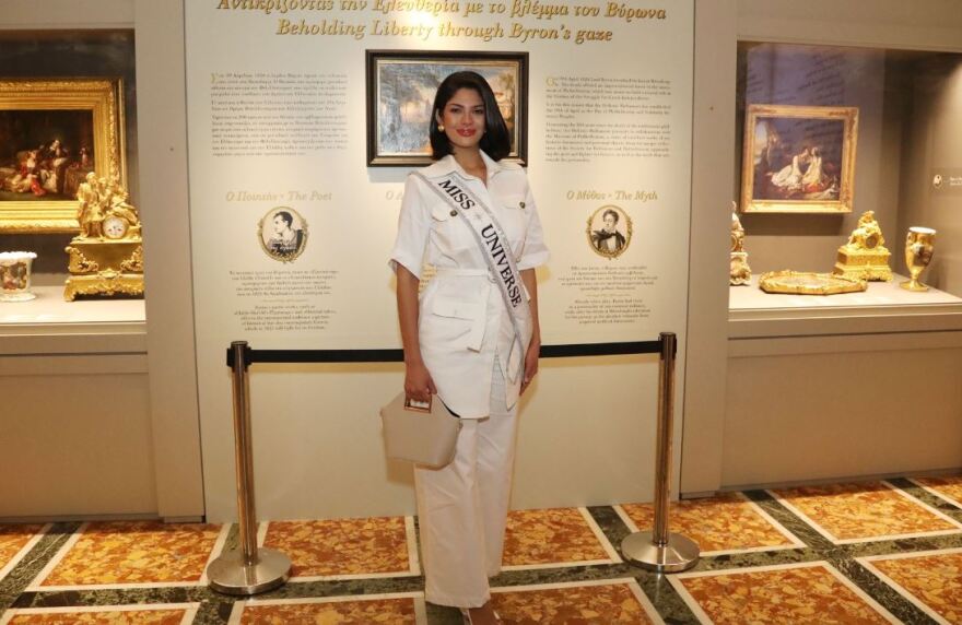 Σέινις Παλάσιος: Τη Βουλή των Ελλήνων επισκέφθηκε η Μις Υφήλιος 2023 - Δείτε βίντεο και φωτογραφίες