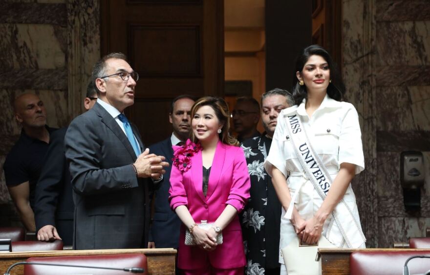 Σέινις Παλάσιος: Τη Βουλή των Ελλήνων επισκέφθηκε η Μις Υφήλιος 2023 - Δείτε βίντεο και φωτογραφίες