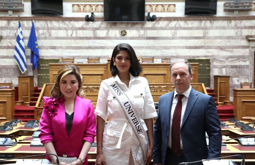 Σέινις Παλάσιος: Τη Βουλή των Ελλήνων επισκέφθηκε η Μις Υφήλιος 2023 - Δείτε βίντεο και φωτογραφίες