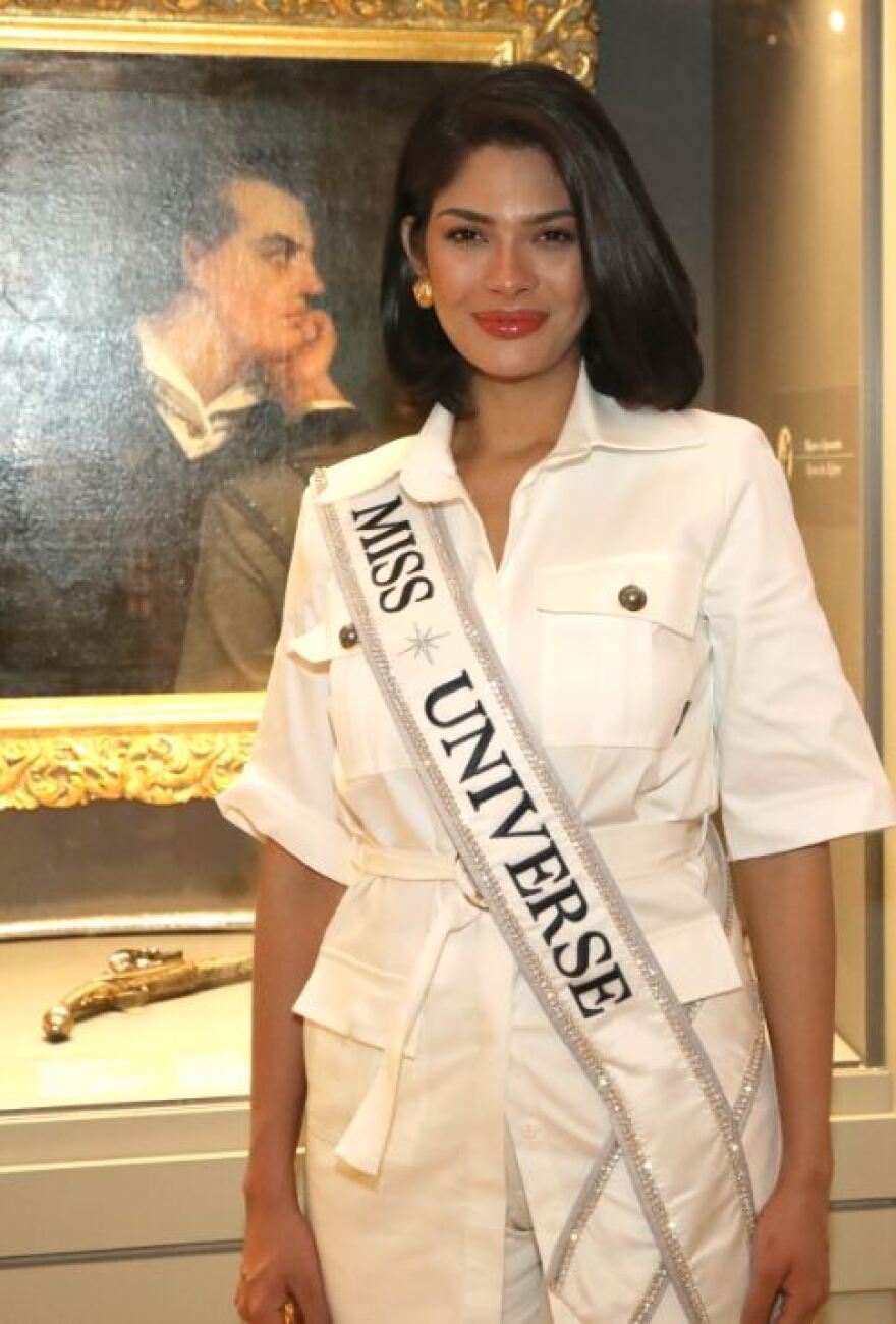 Σέινις Παλάσιος: Τη Βουλή των Ελλήνων επισκέφθηκε η Μις Υφήλιος 2023 - Δείτε βίντεο και φωτογραφίες