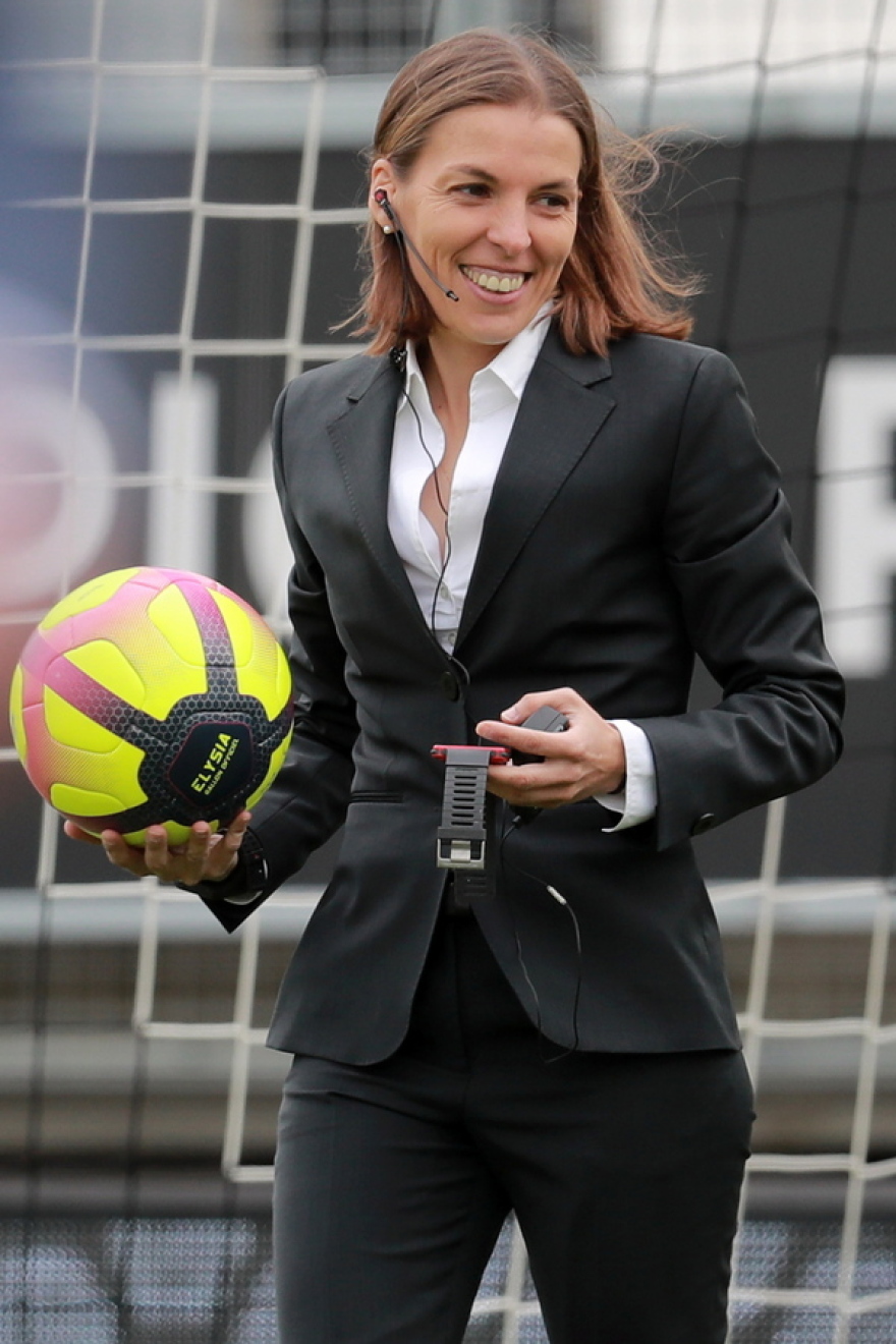 Στεφανί Φραπάρ: Η ζωή και η καριέρα της Γαλλίδας που θα σφυρίξει στον τελικό του Κυπέλλου στο Βόλο 