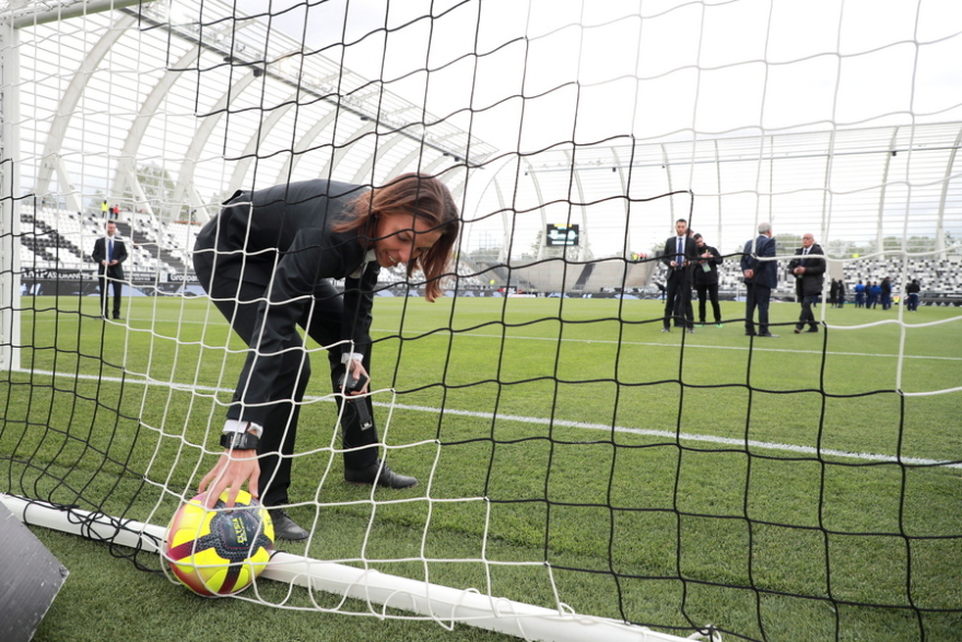 Στεφανί Φραπάρ: Η ζωή και η καριέρα της Γαλλίδας που θα σφυρίξει στον τελικό του Κυπέλλου στο Βόλο 
