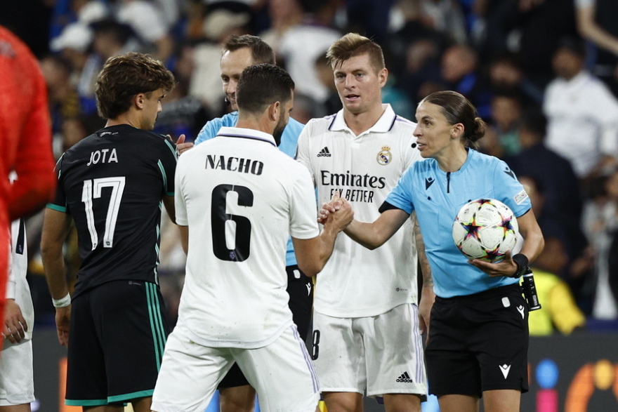 Στεφανί Φραπάρ: Η ζωή και η καριέρα της Γαλλίδας που θα σφυρίξει στον τελικό του Κυπέλλου στο Βόλο 