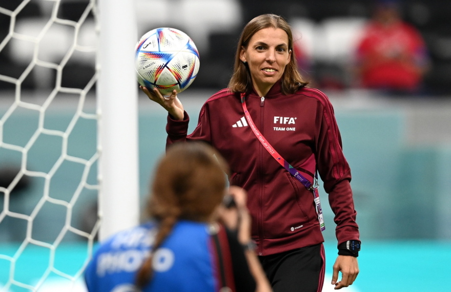 Στεφανί Φραπάρ: Η ζωή και η καριέρα της Γαλλίδας που θα σφυρίξει στον τελικό του Κυπέλλου στο Βόλο 