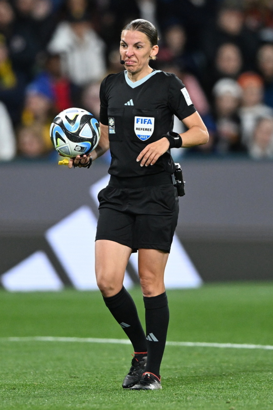 Στεφανί Φραπάρ: Η ζωή και η καριέρα της Γαλλίδας που θα σφυρίξει στον τελικό του Κυπέλλου στο Βόλο 