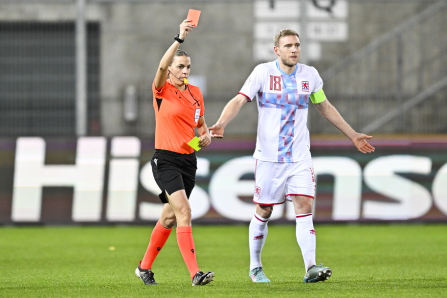 Στεφανί Φραπάρ: Η ζωή και η καριέρα της Γαλλίδας που θα σφυρίξει στον τελικό του Κυπέλλου στο Βόλο 