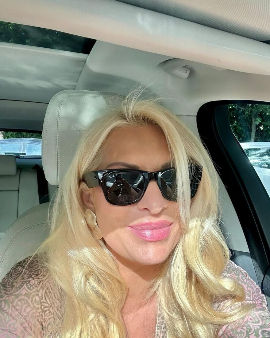 Ελένη Μενεγάκη: H selfie στο αυτοκίνητο την ημέρα της γιορτής της - Αγάπη για όλο τον κόσμο, γράφει