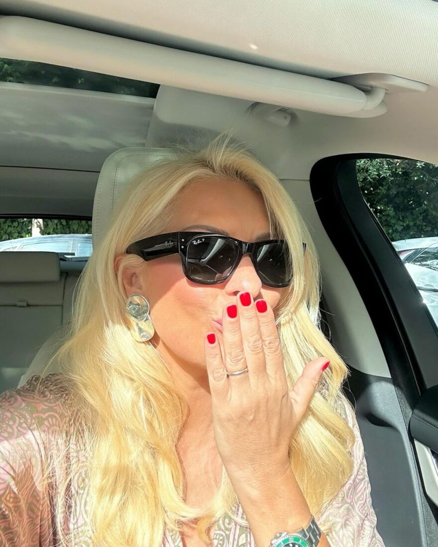 Ελένη Μενεγάκη: H selfie στο αυτοκίνητο την ημέρα της γιορτής της - Αγάπη για όλο τον κόσμο, γράφει