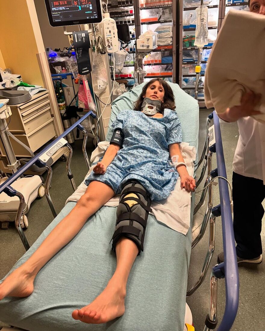 Νίνα Ντόμπρεβ: Ατύχημα με μηχανή για την ηθοποιό - Δείτε τις φωτογραφίες από το νοσοκομείο