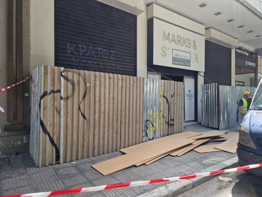 Θεσσαλονίκη: Δύο γυναίκες περπατούσαν στο δρόμο και τους έπεσαν καδρόνια στο κεφάλι - Φωτογραφίες