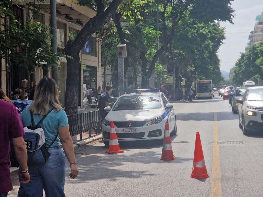 Θεσσαλονίκη: Δύο γυναίκες περπατούσαν στο δρόμο και τους έπεσαν καδρόνια στο κεφάλι - Φωτογραφίες