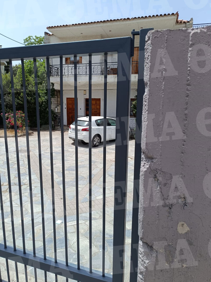 Κηφισιά: Τρεις συλλήψεις για τον τραυματισμό μαθητή από καγκελόπορτα σχολείου - Η στιγμή που τον μεταφέρουν στο νοσοκομείο - Δείτε βίντεο