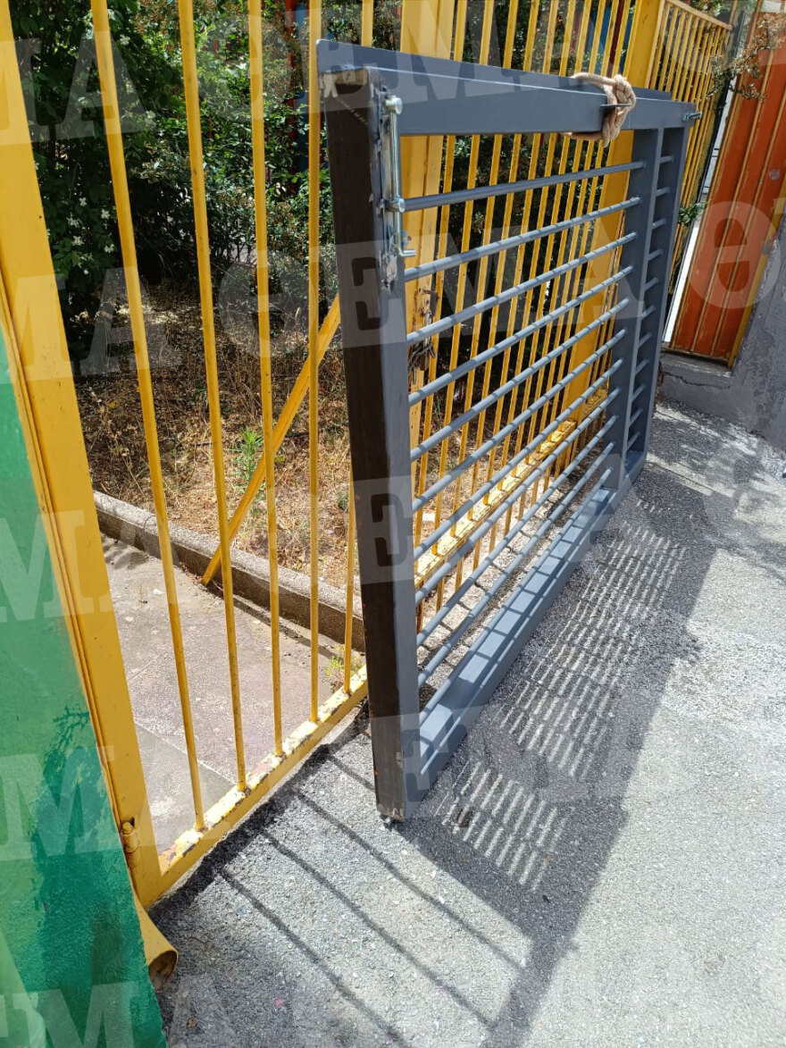 Κηφισιά: Τρεις συλλήψεις για τον τραυματισμό μαθητή από καγκελόπορτα σχολείου - Η στιγμή που τον μεταφέρουν στο νοσοκομείο - Δείτε βίντεο