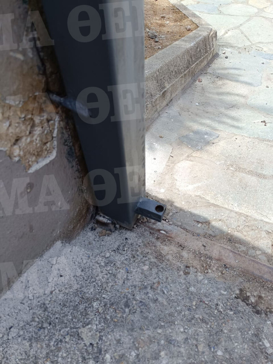 Κηφισιά: Τρεις συλλήψεις για τον τραυματισμό μαθητή από καγκελόπορτα σχολείου - Η στιγμή που τον μεταφέρουν στο νοσοκομείο - Δείτε βίντεο