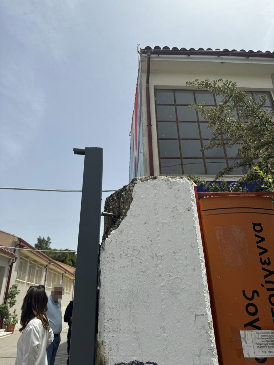 Κηφισιά: Τρεις συλλήψεις για τον τραυματισμό μαθητή από καγκελόπορτα σχολείου - Η στιγμή που τον μεταφέρουν στο νοσοκομείο - Δείτε βίντεο