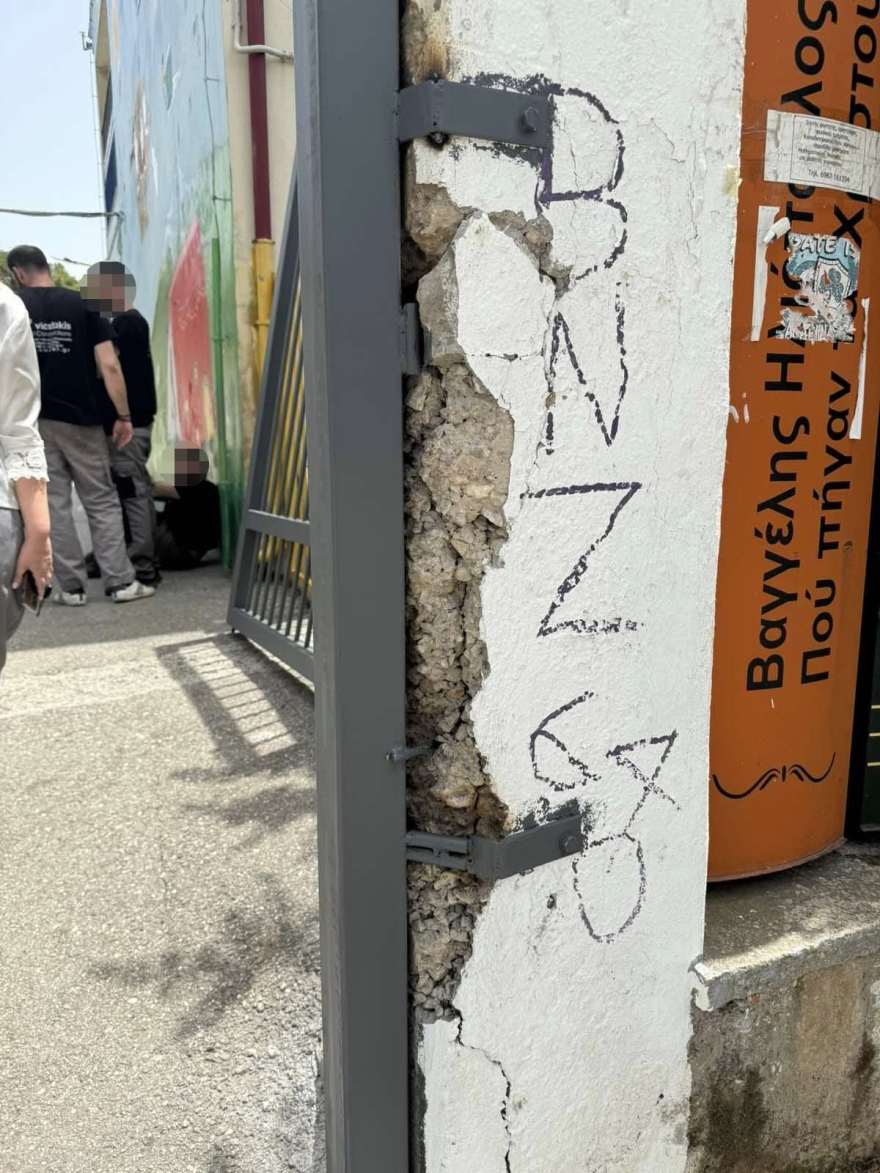 Κηφισιά: Τρεις συλλήψεις για τον τραυματισμό μαθητή από καγκελόπορτα σχολείου - Η στιγμή που τον μεταφέρουν στο νοσοκομείο - Δείτε βίντεο