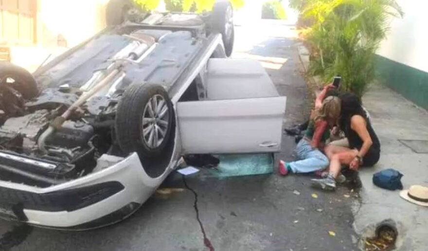 Μεξικό: Γυναίκες τράκαραν, μάτωσαν αλλά βρήκαν χρόνο για... selfie - Δείτε φωτογραφίες