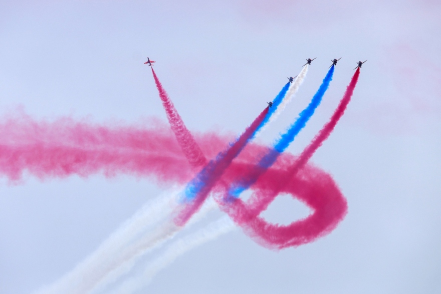 Red Arrows: Χάρισαν χρώμα στον ουρανό των Χανίων - Δείτε βίντεο και φωτογραφίες