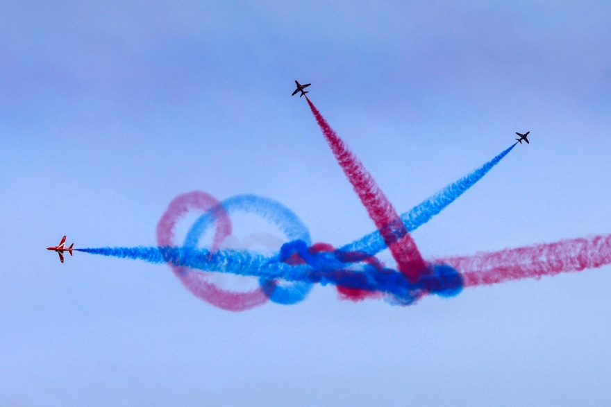 Red Arrows: Χάρισαν χρώμα στον ουρανό των Χανίων - Δείτε βίντεο και φωτογραφίες