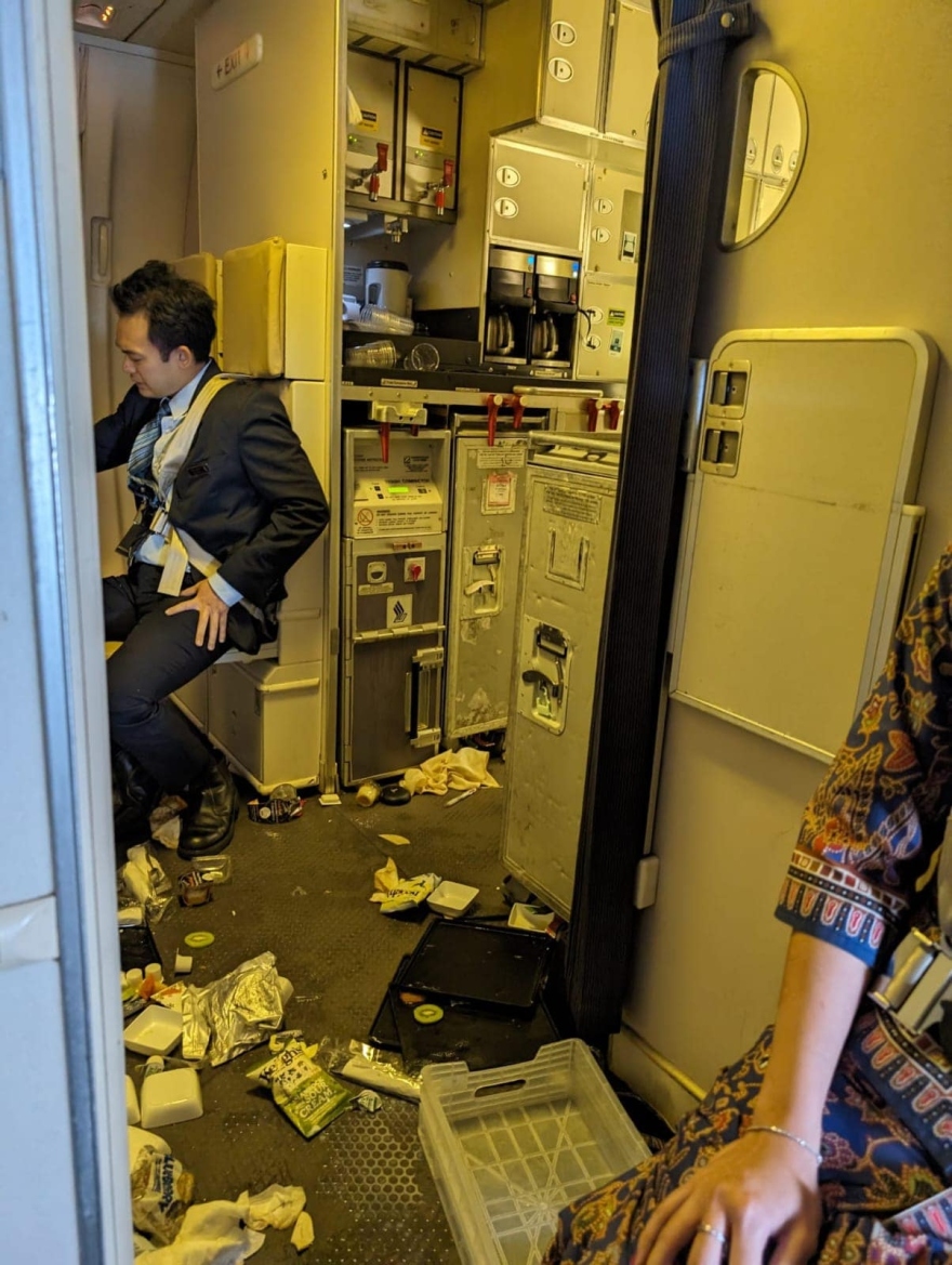Singapore Airlines: Βρετανός 73 ετών ο νεκρός από ανακοπή στην πτήση τρόμου - Δεκάδες τραυματίες από τις αναταράξεις