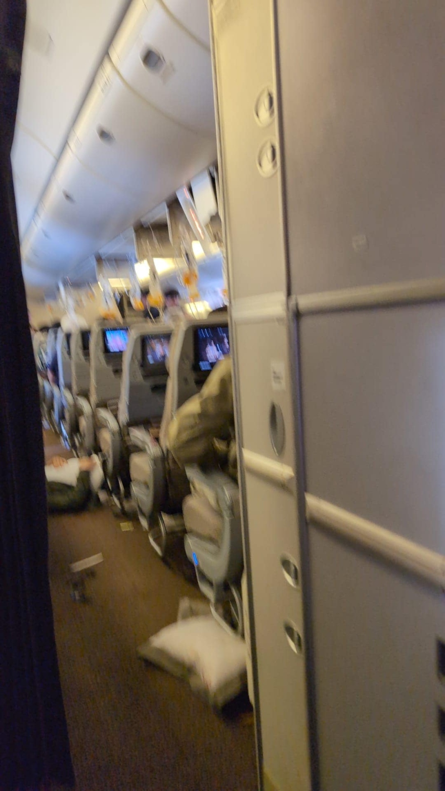 Singapore Airlines: Βρετανός 73 ετών ο νεκρός από ανακοπή στην πτήση τρόμου - Δεκάδες τραυματίες από τις αναταράξεις