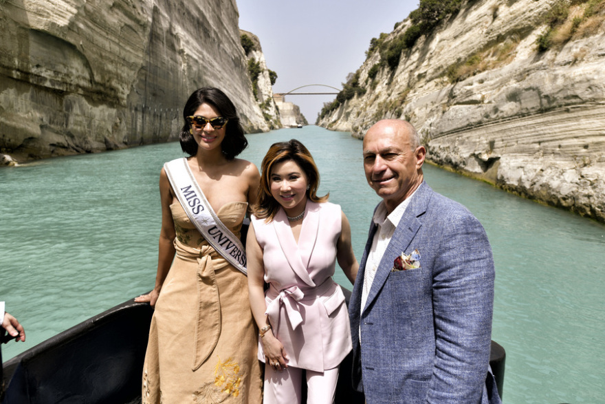 Κόρινθος: Η Μις Υφήλιος ποζάρει με το φόρεμα και την κορδέλα της στα νερά του Ισθμού - Δείτε φωτογραφίες