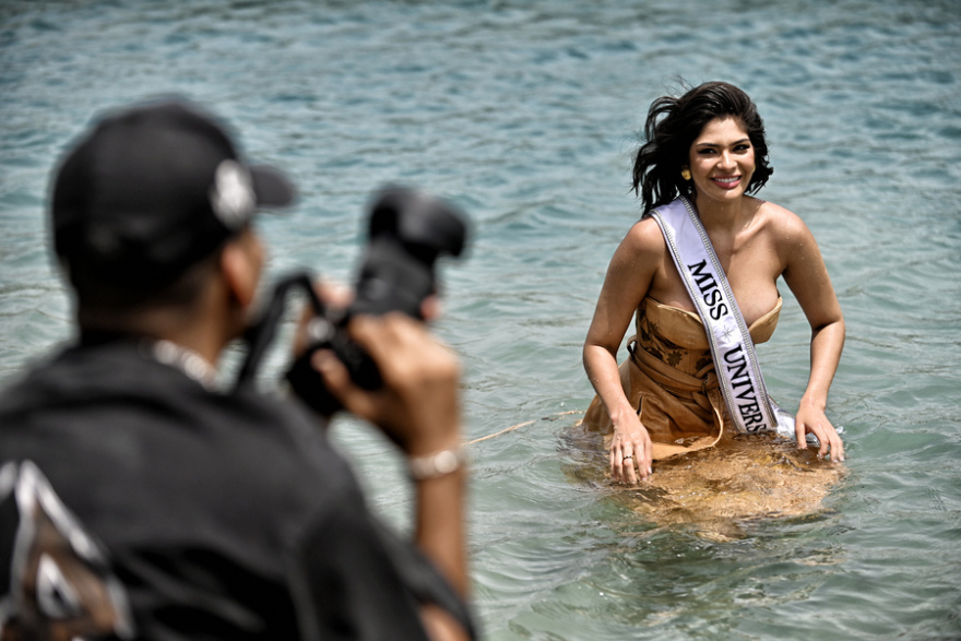 Κόρινθος: Η Μις Υφήλιος ποζάρει με το φόρεμα και την κορδέλα της στα νερά του Ισθμού - Δείτε φωτογραφίες