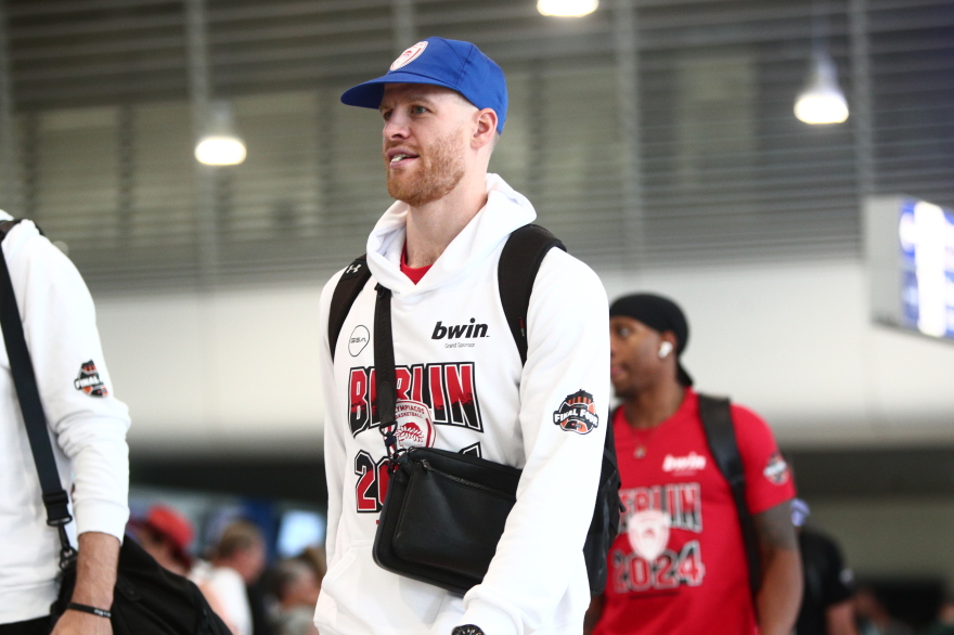   Πέταξε για Βερολίνο η αποστολή του Ολυμπιακού - Ελπίζω να είμαστε πιο τυχεροί, είπε ο Μπαρτζώκας - Βίντεο, φωτογραφίες 