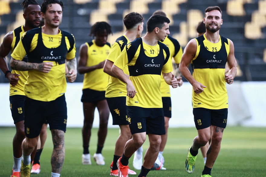 Τρέλα στην ανοιχτή προπόνηση του Άρη - Ζήτησαν το Κύπελλο από τους παίκτες οι οπαδοί του - Φωτογραφίες 