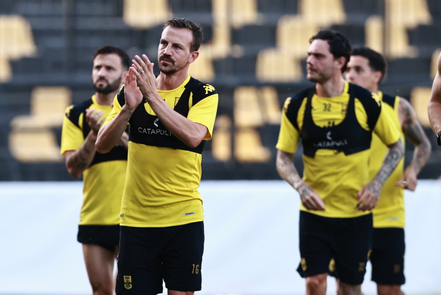 Τρέλα στην ανοιχτή προπόνηση του Άρη - Ζήτησαν το Κύπελλο από τους παίκτες οι οπαδοί του - Φωτογραφίες 