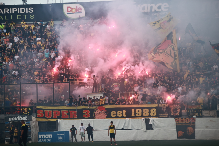 Τρέλα στην ανοιχτή προπόνηση του Άρη - Ζήτησαν το Κύπελλο από τους παίκτες οι οπαδοί του - Φωτογραφίες 