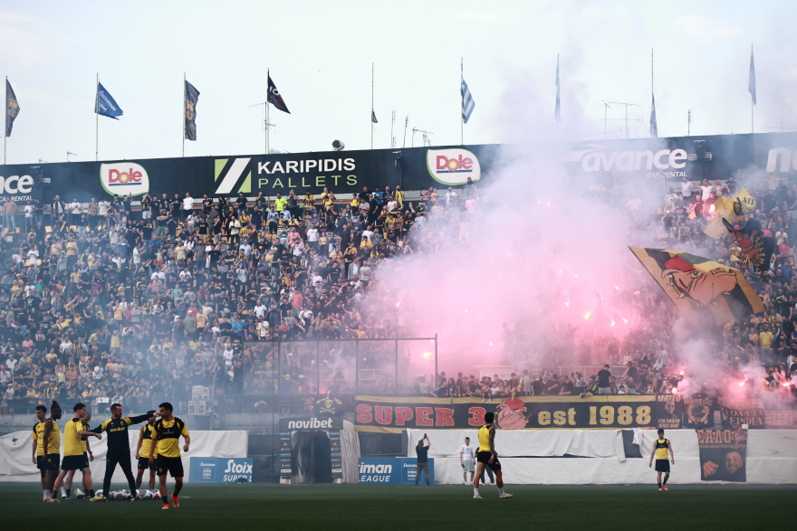 Τρέλα στην ανοιχτή προπόνηση του Άρη - Ζήτησαν το Κύπελλο από τους παίκτες οι οπαδοί του - Φωτογραφίες 