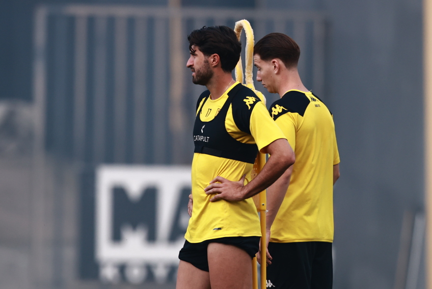 Τρέλα στην ανοιχτή προπόνηση του Άρη - Ζήτησαν το Κύπελλο από τους παίκτες οι οπαδοί του - Φωτογραφίες 